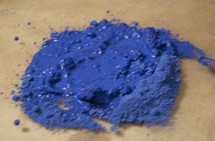 Grinding blue paint pigments using a glass muller Stock Photo - Alamy